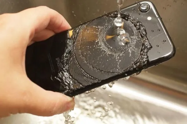 苹果三星索尼的手机真的能防水吗