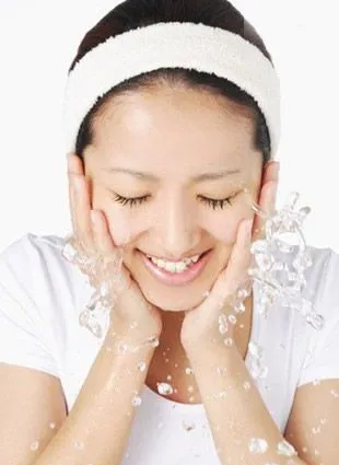 掌握正确洗脸方法 让面部皮肤更健康