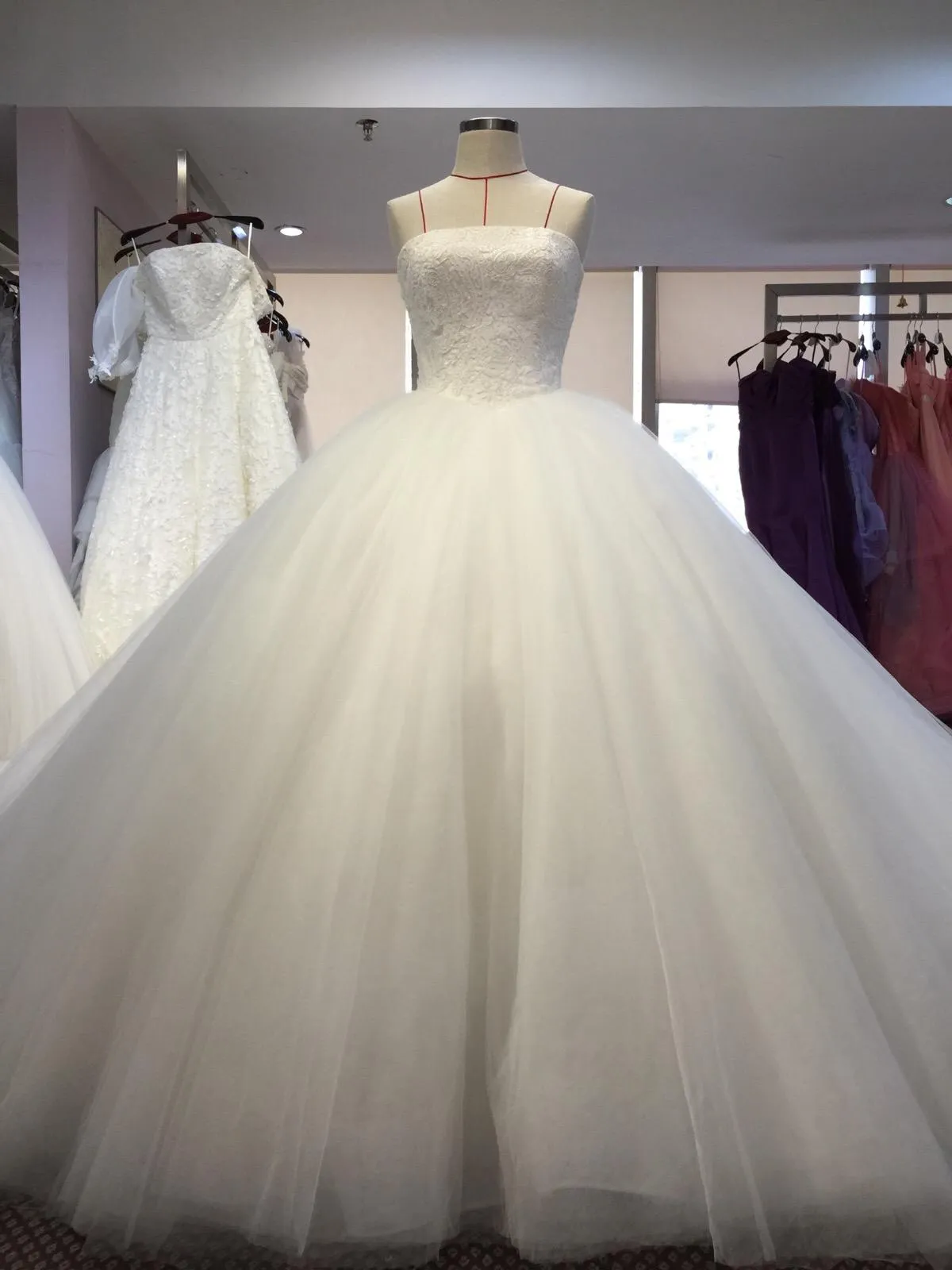 女生怎么选择婚纱？婚礼的时候是租婚纱还是买婚纱？