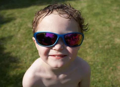 儿童多大才能带太阳眼镜？儿童选择哪种太阳眼镜最好？
