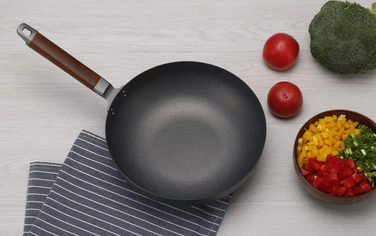 不粘锅和铸铁锅哪个好？选择哪个更加健康？