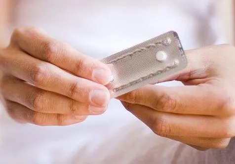 服用避孕药期间可以拔牙吗？避孕药吃多了会得癌症吗？