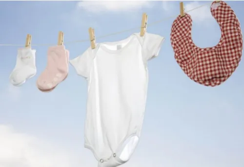 婴儿能穿别人的旧衣服吗？婴儿衣服穿旧的有危害吗？