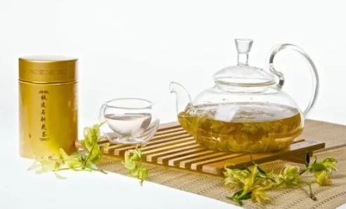 铁皮石斛和生姜片一起煮茶可不可以？铁皮石斛是百合吗？