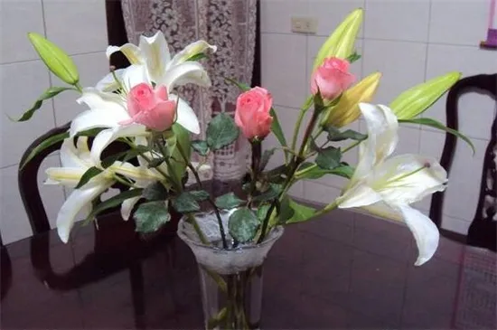 玫瑰花怎么插花瓶好看，4个步骤可插处最美花卉