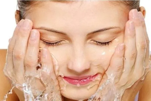 冬季用温水洗脸好吗 油性肌肤适合用什么水洗脸