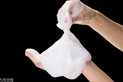 含月桂酸的洗面奶好吗 洗面奶清洁度和什么有关