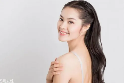 为什么背上长痘痘呢 背上长痘痘是什么原因造成呢