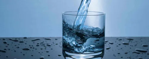 成人每天喝多少水合适