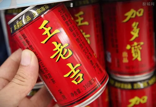 王老吉里喝出纸巾引热议 王老吉官方如何回应？