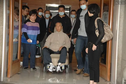 赌王女儿百亿帝国 何超凤在澳博资产争夺战中胜出