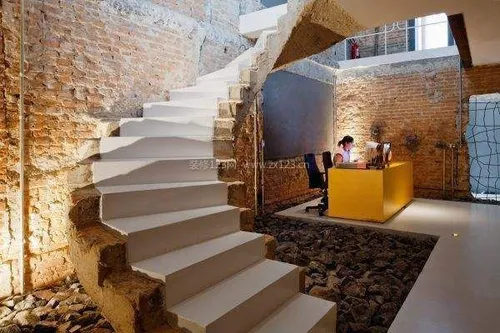 别墅楼梯设计方案   楼梯下面也可以用哟 