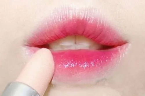 咬唇妆的白色的是什么 咬唇妆用口红还是