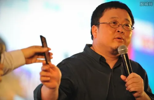 罗永浩为什么会欠这么多钱 他做的什么品牌手机？