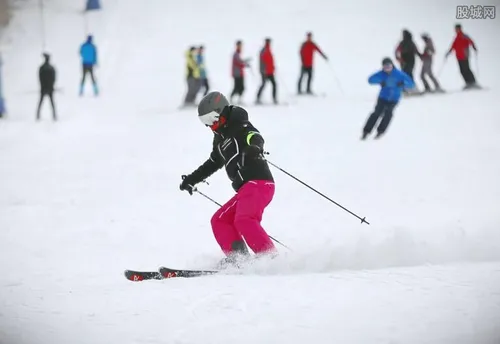 夏季南方滑雪预订量暴涨 “反季滑雪”意外爆红