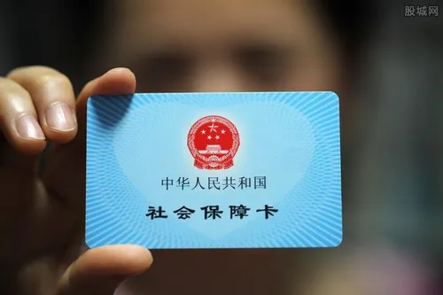 医保局回应老人用现金交医保被拒 视频引起高度关注