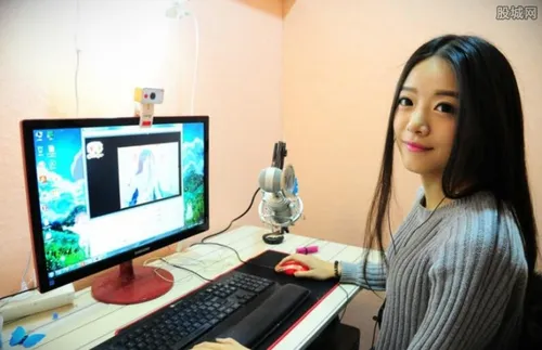 贵州卫视女主播走光肚皮 网友：摄像故意的
