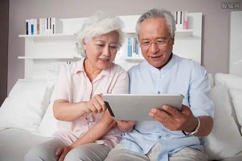 上海推出老年专版健康码 方便了老年人操作使用