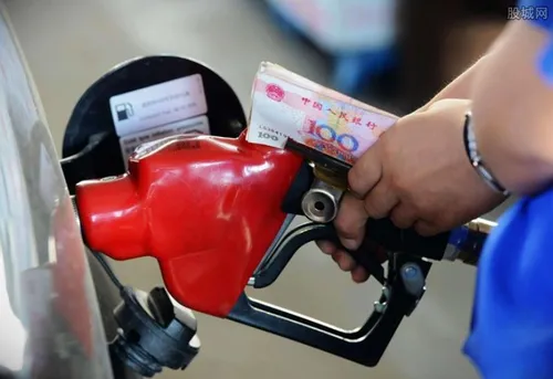 油价四连涨加满一箱油多花3.5元 受国际油价震荡