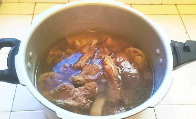 排骨海带莲藕汤的做法步骤7