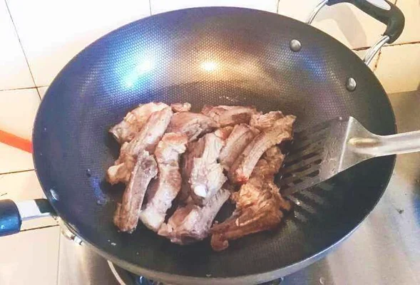排骨海带莲藕汤的做法步骤4
