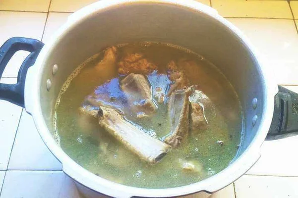 排骨海带莲藕汤的做法步骤5