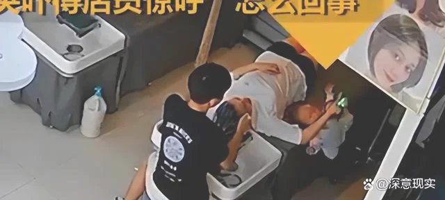 宝妈洗头时抱娃在身侧 宝宝不慎跌落(育儿教育)