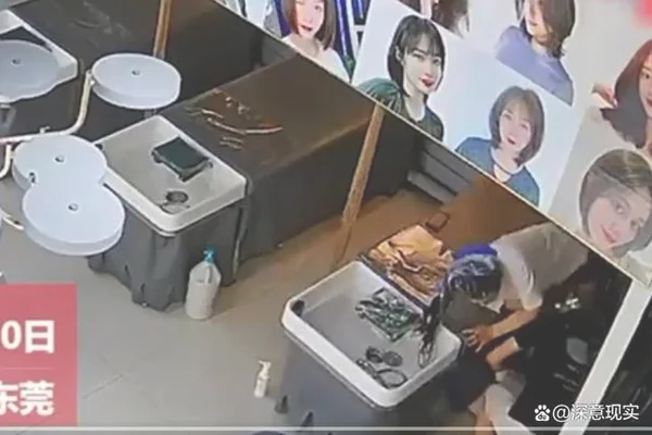 宝妈洗头时抱娃在身侧 宝宝不慎跌落(育儿教育)