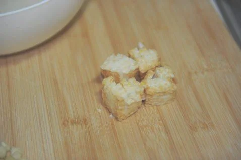 鱼豆腐玉米粥的做法步骤2