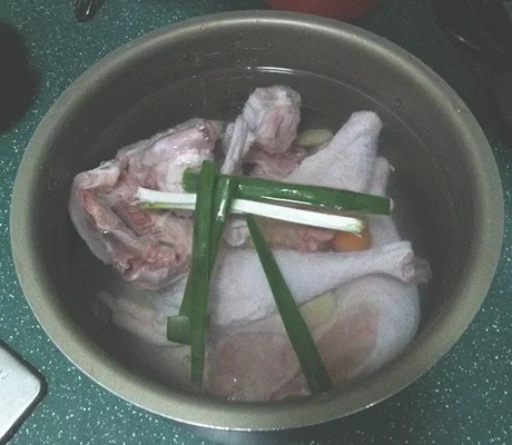 山药炖鸡汤的做法步骤3