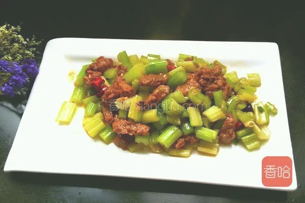 芹菜牛肉怎么炒好吃？教你做一道家常菜,简