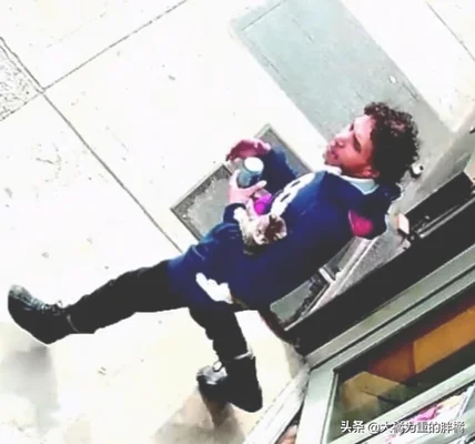 男孩捡流浪猫求宠物店主收养(百余只！桂林这个小伙有点烦)