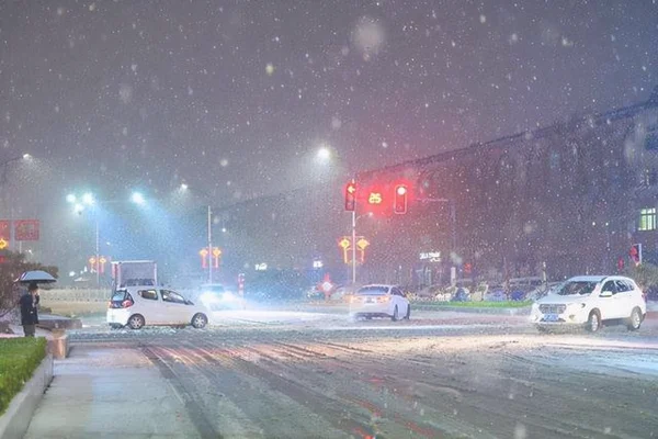 辽宁网友拍到少见“雷打雪”现象(看农村谚语咋说)