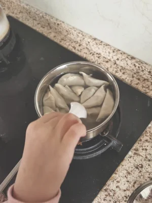 防止饺子粘住的方法
