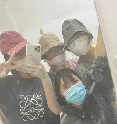 00后女大学生做宿舍美甲月入过万(月入超2