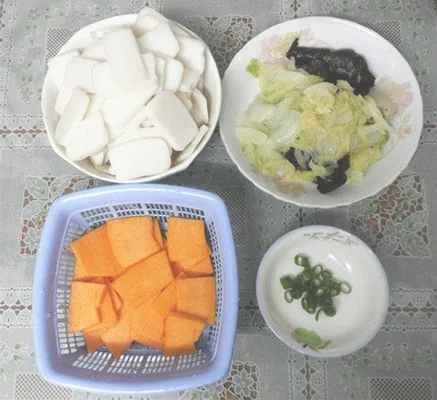 白菜年糕南瓜汤的做法步骤1
