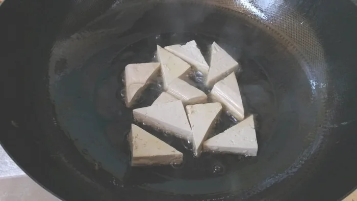 香煎辣豆腐的做法步骤3