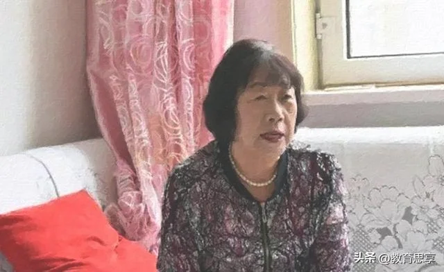 女孩给老师送家长亲手做的棉鞋(网友发现了爸爸追妈妈的套路)"
