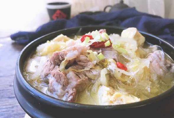 东北酸菜炖排骨怎么做好吃？教你做东北名菜,简单又好吃!