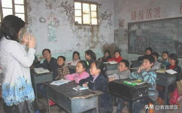 女孩给老师送家长亲手做的棉鞋(网友发现了爸爸追妈妈的套路)"