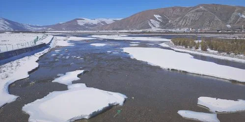 冬天里河的哪面雪融化的快