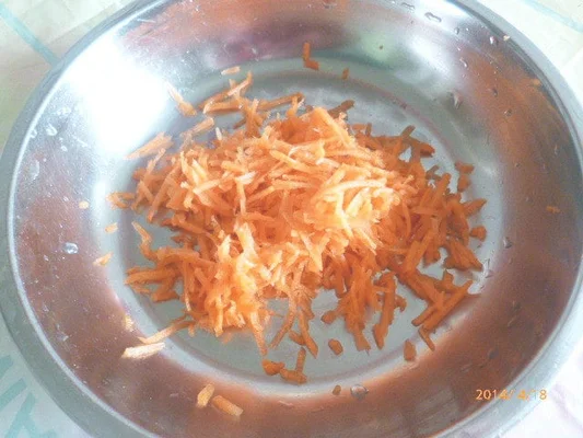 胡萝卜鸡蛋小米粥的做法步骤2