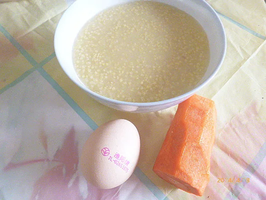 胡萝卜鸡蛋小米粥的做法步骤1