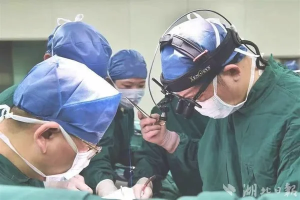 2、手术之前需要将自己的全身健康状况告知医生，在治疗期间要不间断的进行头部清洁。
