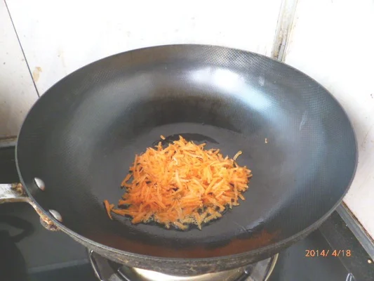 胡萝卜鸡蛋小米粥的做法步骤4