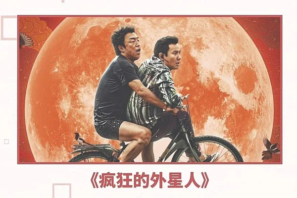 外星人显示器测评(背面像是一架航天飞机)