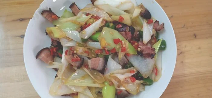 大葱炒腊肉怎么做好吃？学会这2招,香喷喷的,真过瘾!