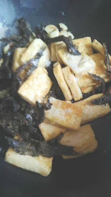 泥鳅炖豆腐的做法步骤7