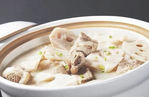 莲藕炖排骨好吃又营养的做法(排骨炖莲藕的简单做法)