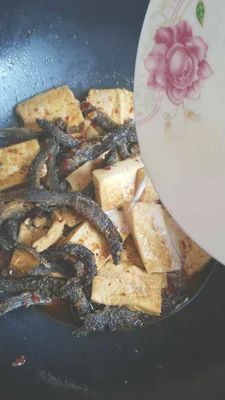 泥鳅炖豆腐的做法步骤11